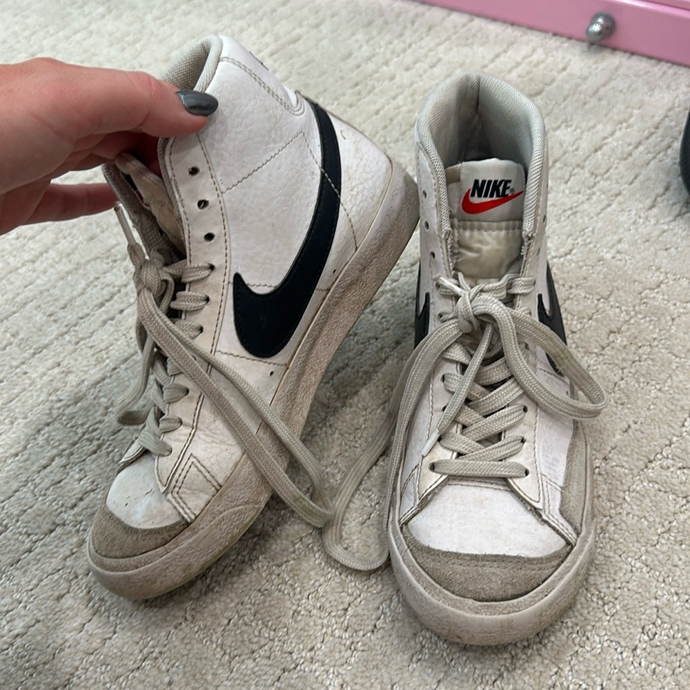 Girls Nike shoe size 4